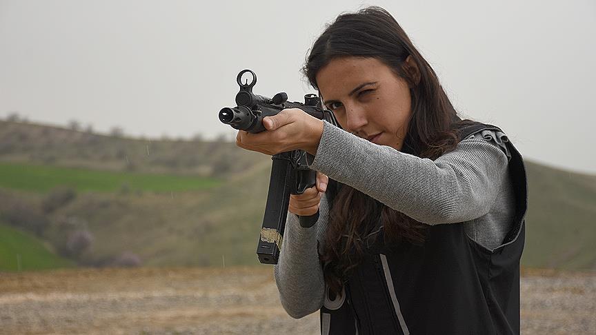 Kadın polis atış ve oryantiringde rakip tanımıyor