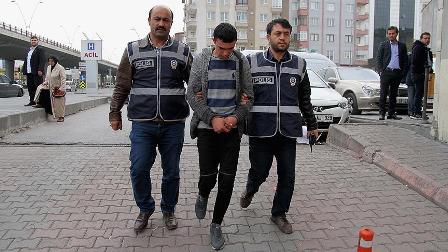 Camideki çelik kasadan koli bandıyla para hırsızlığı