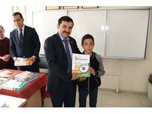Ulaş'ta kursiyer öğrencilere ücretsiz kitap dağıtıldı