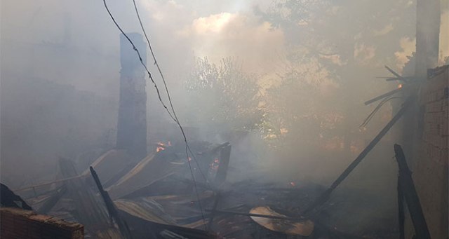 Karabük'te 3 ev alevlere teslim oldu