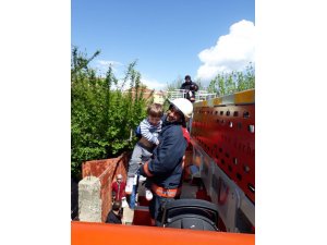 Evde mahsur kalan çocuğu itfaiye kurtardı