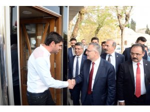 "Etrafımızda oynanan oyunları görüyoruz"