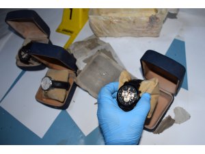 Adana'da FETÖ elebaşı imzalı 3 kol saati ele geçirildi