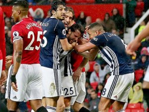 Manchester United kaybetti, Manchester City şampiyon oldu