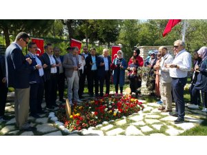 Bakan yardımcılarından Afrin şehidinin kabrine ziyaret