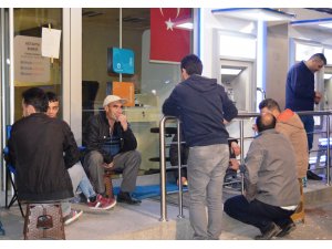 TOKİ'den ev alabilmek için banka önünde sabahladılar