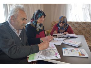 Kara çifti evde okuma yazma öğreniyor