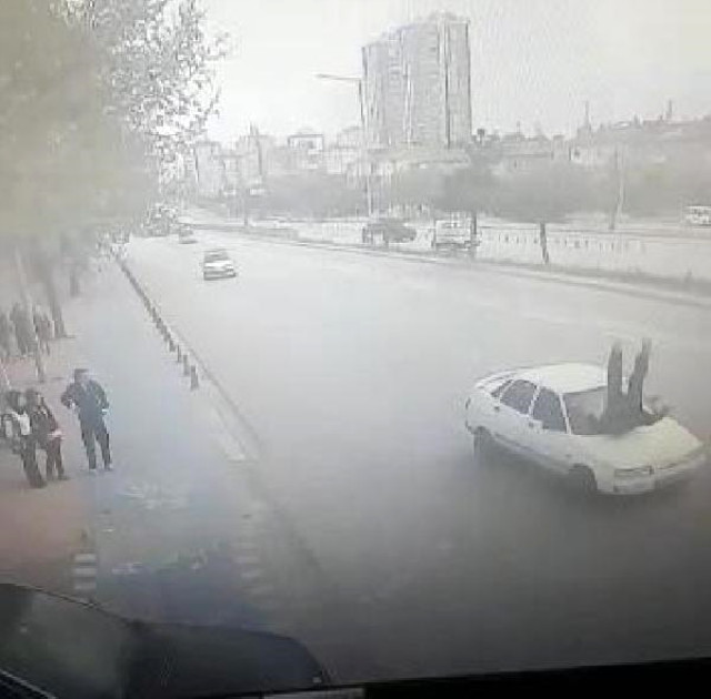 Konya'da Otomobil, Valiye Selam Veren Polise Çarparak Havaya Savurdu!