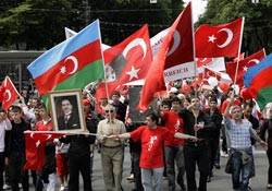 Viyana'da Türkler'e poşet poşet B.K attılar