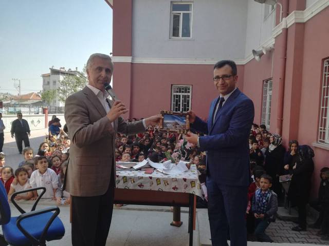 Yazar Karagöz öğrencilerle bir araya geldi