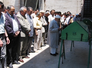 Dualarla son yolculuğuna uğurlandı