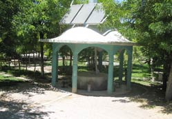 Güneş enerjili çeşmeden abdest