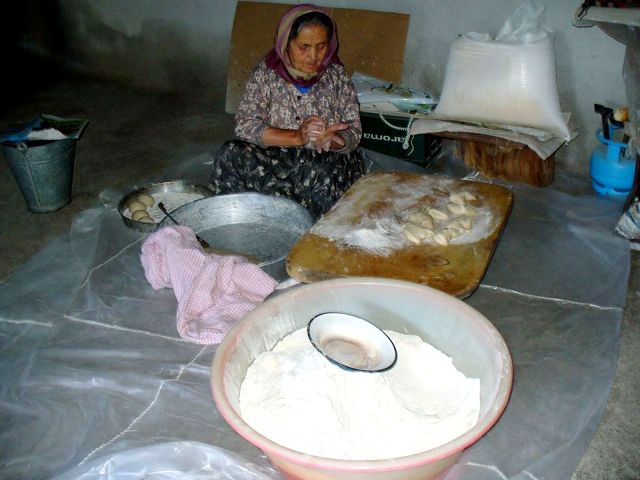Kadınların yufka mesaisi