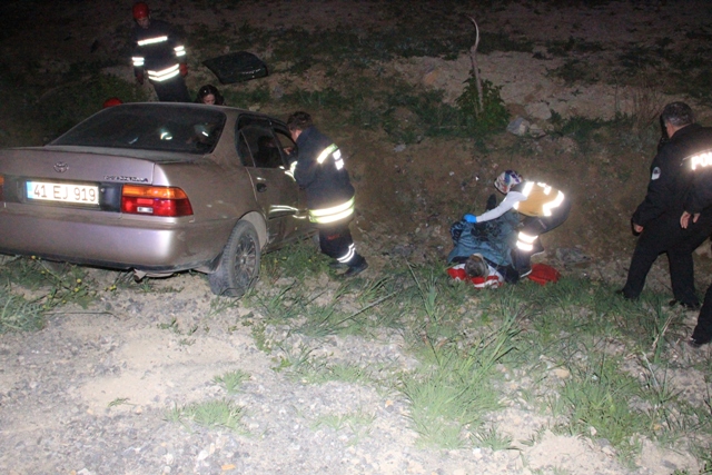Devrilen otomobilde 3 kişi yaralandı