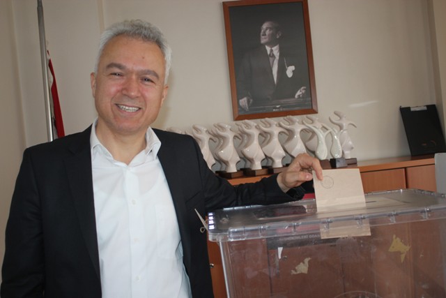 Diş Hekimleri'nde Erdeniz güven tazeledi