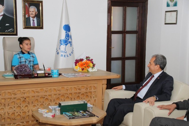 Akkaya koltuğunu öğrenciye devretti