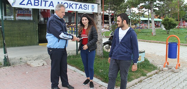 Üniversite öğrencileri yolda buldukları parayı zabıtaya teslim etti