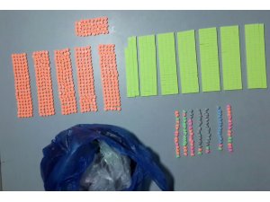 Tişörtüne bin 324 uyuşturucu hap saklamış