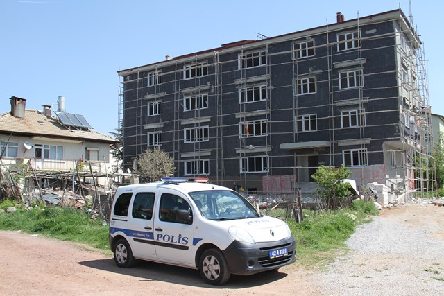 Mantolama yaparken iskeleden düşen işçi yaralandı