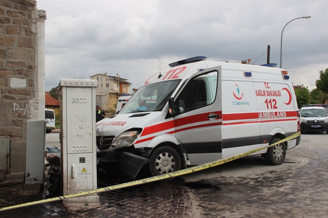 Otomobille çarpışan ambulans çeşme önündeki çocuğa çarptı