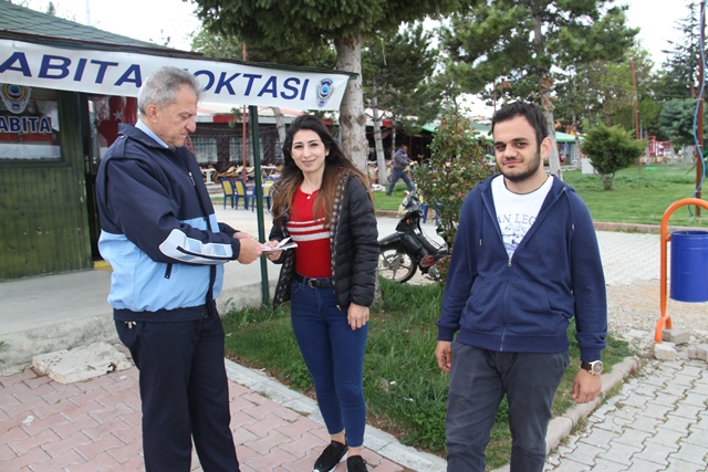 Öğrenciler yerde buldukları parayı zabıtaya teslim etti