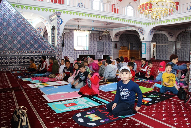 Minik öğrenciler camiyi ziyaret etti
