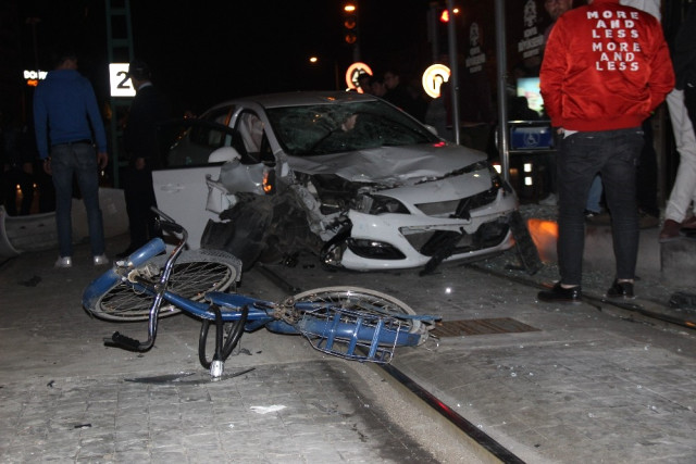 Otomobil Önce Bisikletliye Sonra Tramvay Durağına Daldı: 1 Ölü