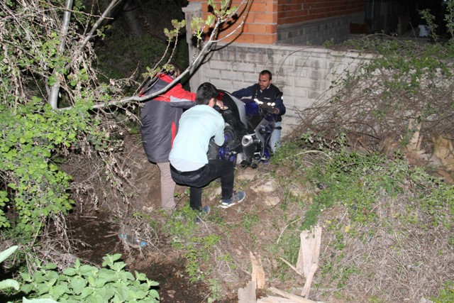 Motosiklet bahçe duvarına çarptı: 2 yaralı