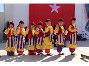 Bin 300 öğrenci renkli gösteriler sundu