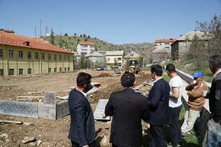 Derebucak'ta okula halı saha yapımı