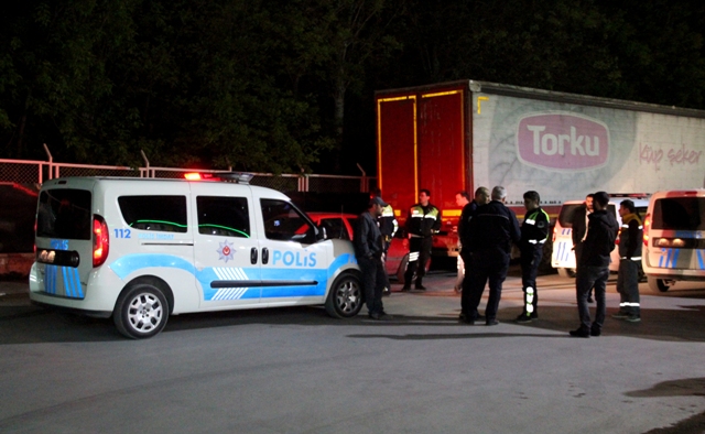 Alkollü sürücü polise çarptı