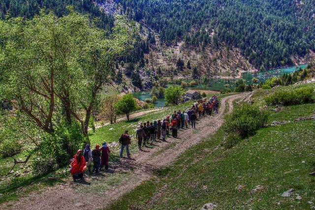 Doğa yürüyüşünde mağaralar tanıtıldı