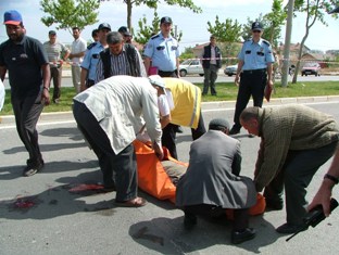 İki ayrı otomobil motosiklete çarptı