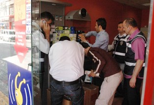 900 adet cep telefonuna el konuldu
