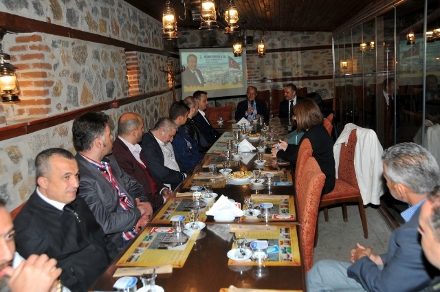 Akkaya, esnafla buluştu