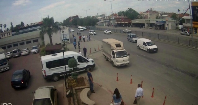 Kadın hırsızı kadınlar evire çevire dövdü