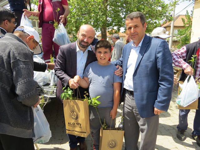 Tüfekçi, fidan dağıttı