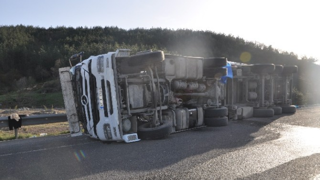 TIR devrildi 1 kişi öldü