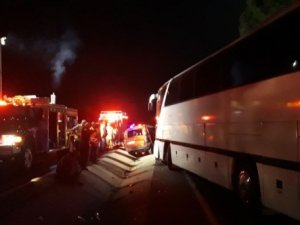 İzmir'de hafif ticari araç otobüsle çarpıştı: 5 ölü, 1 yaralı