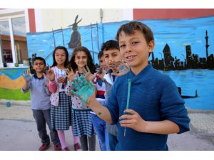 Öğretmeninin hayalini öğrencileriyle gerçekleştiriyor