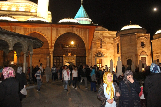 Berat Kandili'nde Vatandaşlar Mevlana'ya Akın Etti