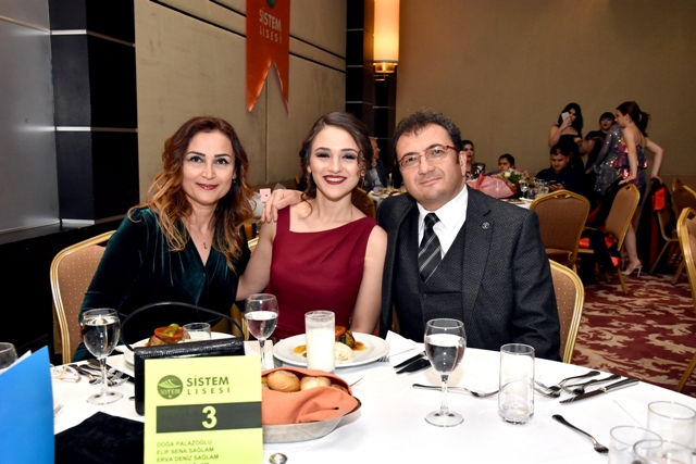 Sistem Lisesi’nde mezuniyet