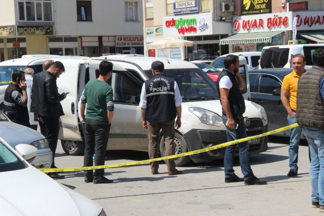 Konya'da para taşıyan kurye aracı soyuldu