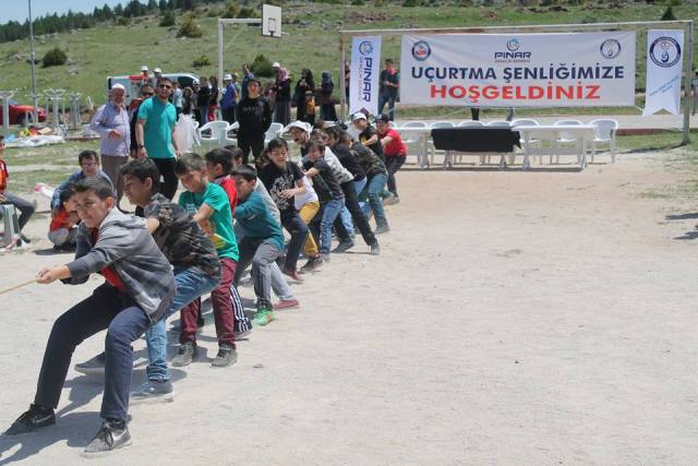 Gençler uçurtma şenliğinde