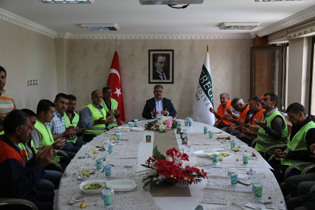 Özgüven, işçilerle bir araya geldi