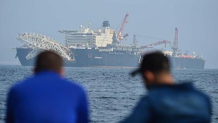 Dünyanın en büyük inşaat gemisi Çanakkale Boğazı'ndan geçti