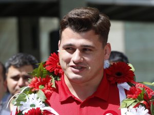 Avrupa şampiyonu Rıza Kayaalp, Ankara'ya geldi