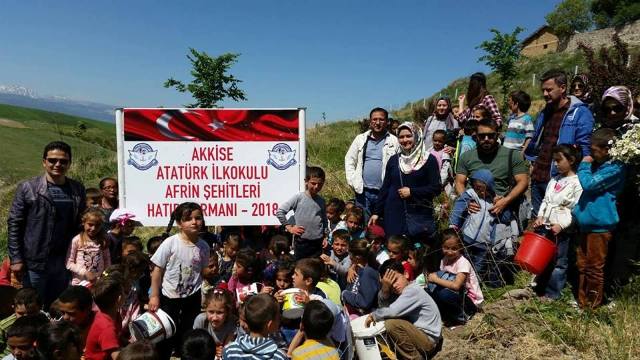 Öğrenciler Afrin şehitleri için fidan dikti