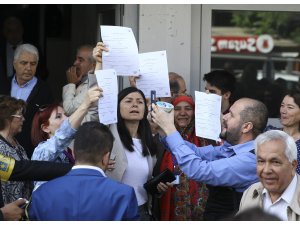 Seçmenler cumhurbaşkanı adayı için ilçe seçim kurullarında