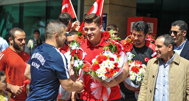 Milli güreşçi Kayaalp'e coşkulu karşılama